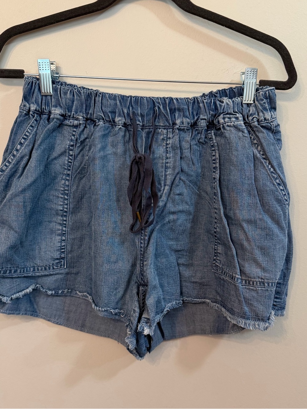 Casual Drawstring Blue Denim Shorts with Raw-Hem